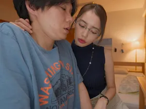 Cấp trên già cơ hội khi ở chung phòng với em phát thanh viên xinh vl