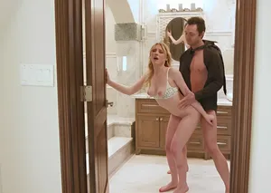 Anh có muốn quan hệ tình dục với em không? Chèn trơn tru vào cái lồn nhỏ đang dâm đãng