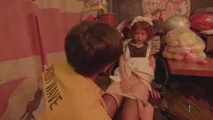 Một cô sinh viên người Mỹ gốc Hoa gợi cảm đeo kính đang lướt Internet trên giường và được bạn trai yêu cầu bú cặc và quan hệ hậu môn gợi cảm của cô từ phía sau Nguồn: @swaglive