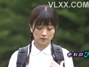 Hai chị em bị ông cậu nện tả tơi khi bố má đi vắng