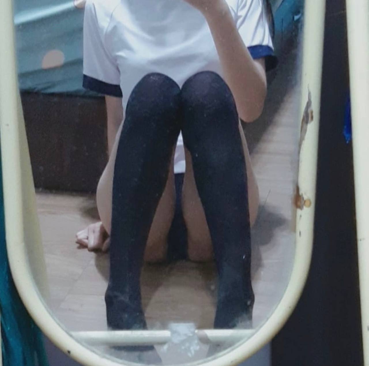 Thanh niên may mắn đi học được 2 cô bạn thân tranh nhau nện nên cậu đành húp hết