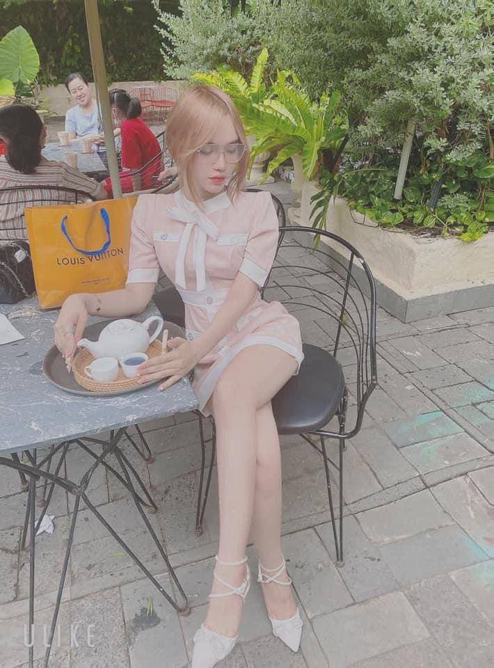 Cô gái có lúm đồng tiền cỡ G! Hai bầu ngực lớn lộ ra và được nhào nặn! Cận cảnh cô bé không mặc đồ lót, nói chuyện một cách điệu đà