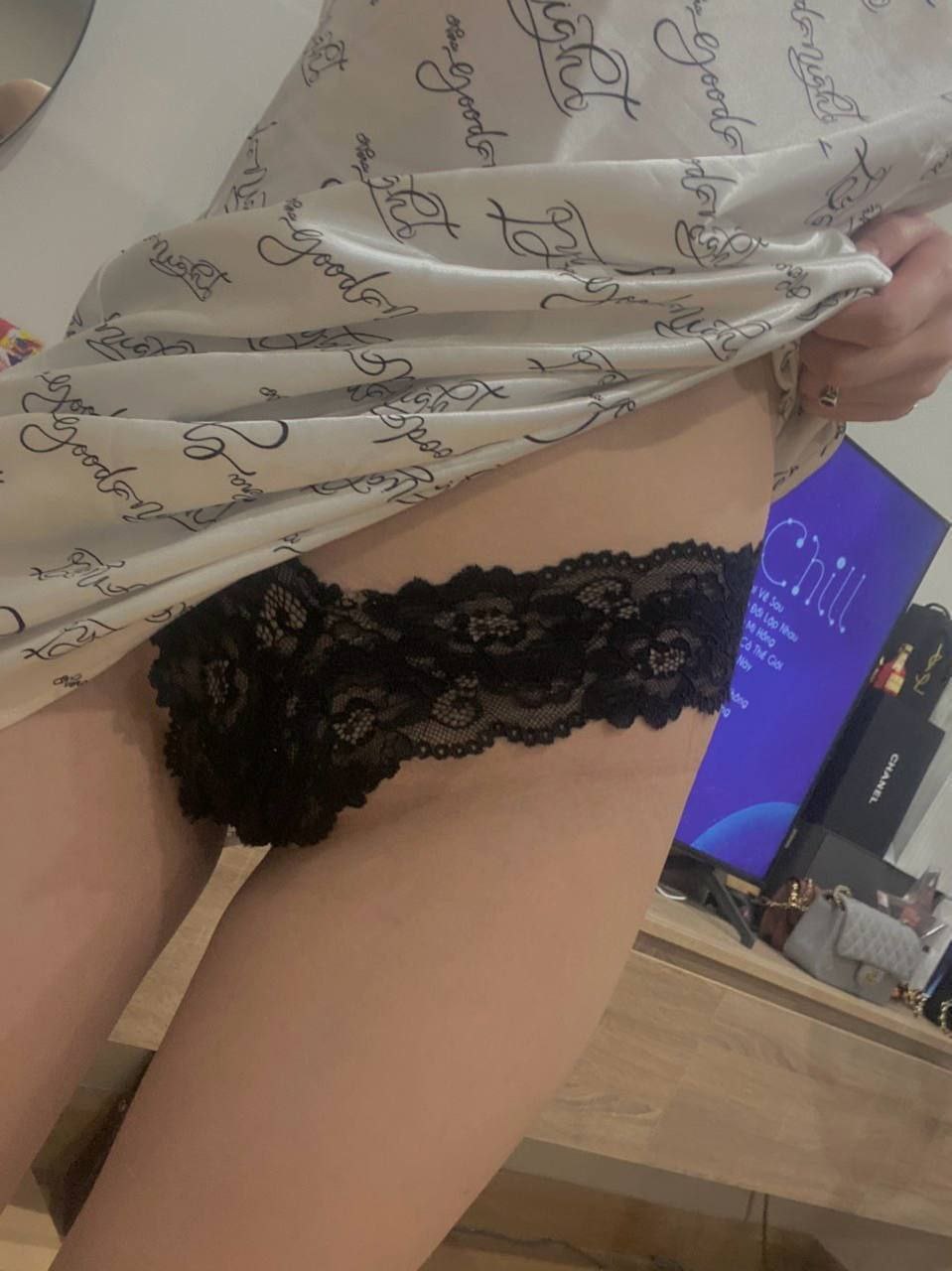 Má buồn rầu vì cậu con trai nghiện tình dục nhưng tình cờ người phụ nữ hàng xóm cũng vậy